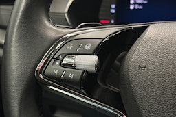 harmaa Skoda Octavia 2023 kuva 17.