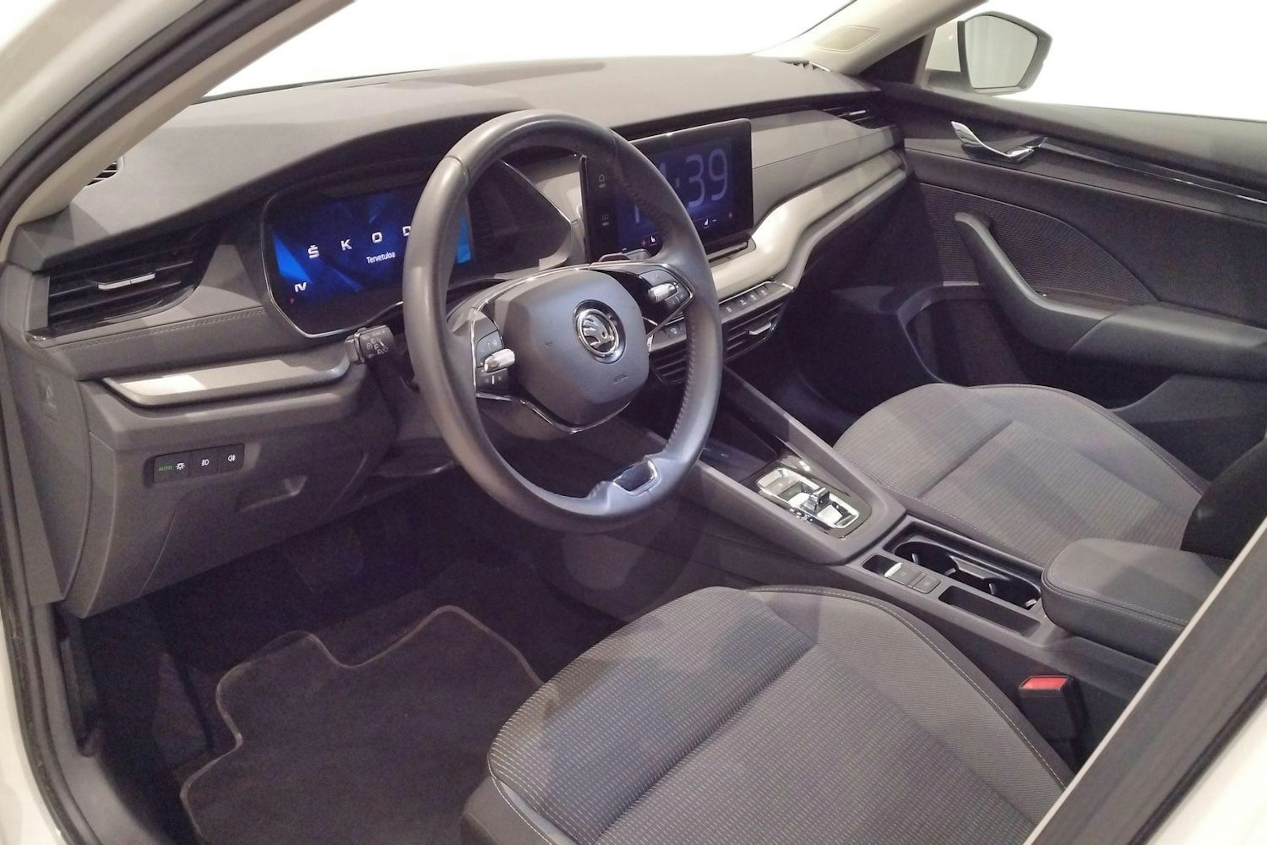valkoinen Skoda Octavia 2024 kuva 6.