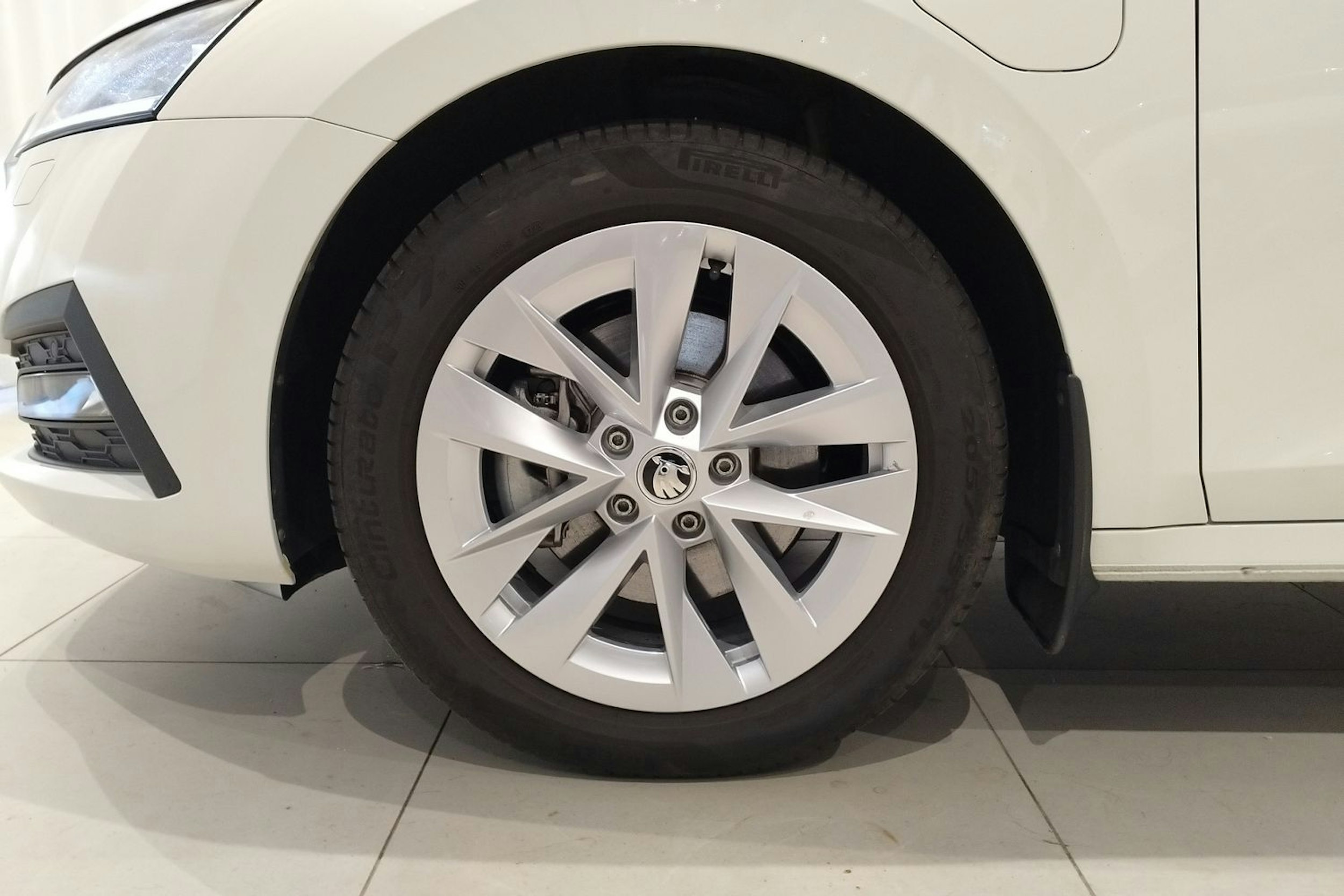 valkoinen Skoda Octavia 2024 kuva 9.