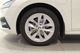 valkoinen Skoda Octavia 2024 kuva 9.