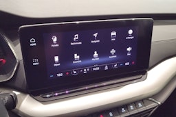 valkoinen Skoda Octavia 2024 kuva 16.