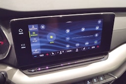 valkoinen Skoda Octavia 2024 kuva 19.