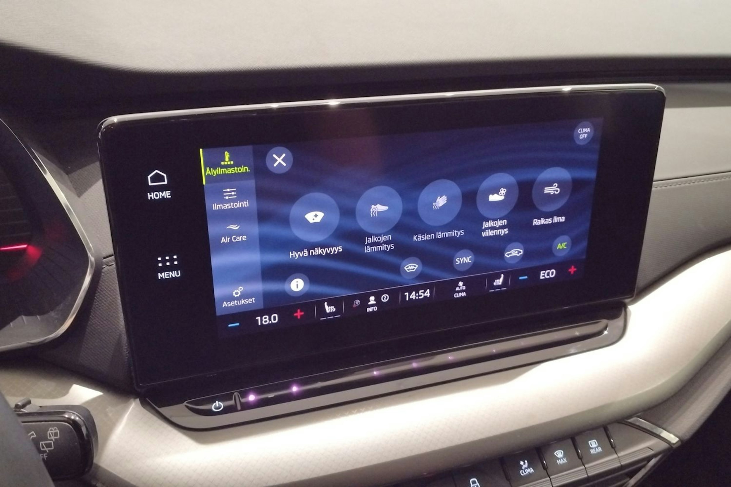 valkoinen Skoda Octavia 2024 kuva 20.