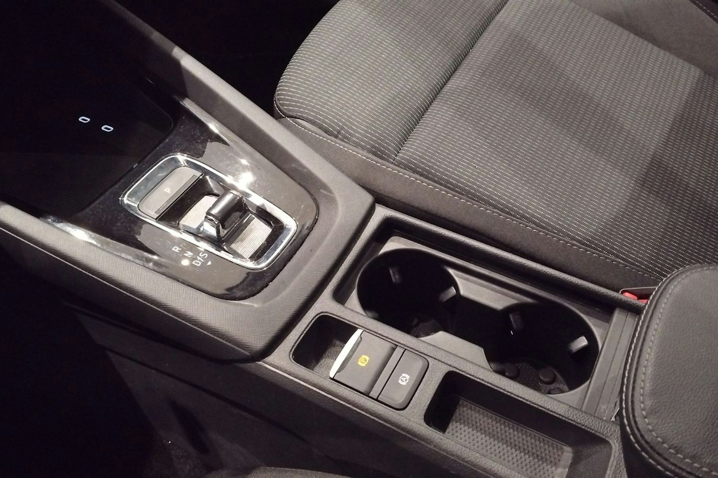 valkoinen Skoda Octavia 2024 kuva 24.