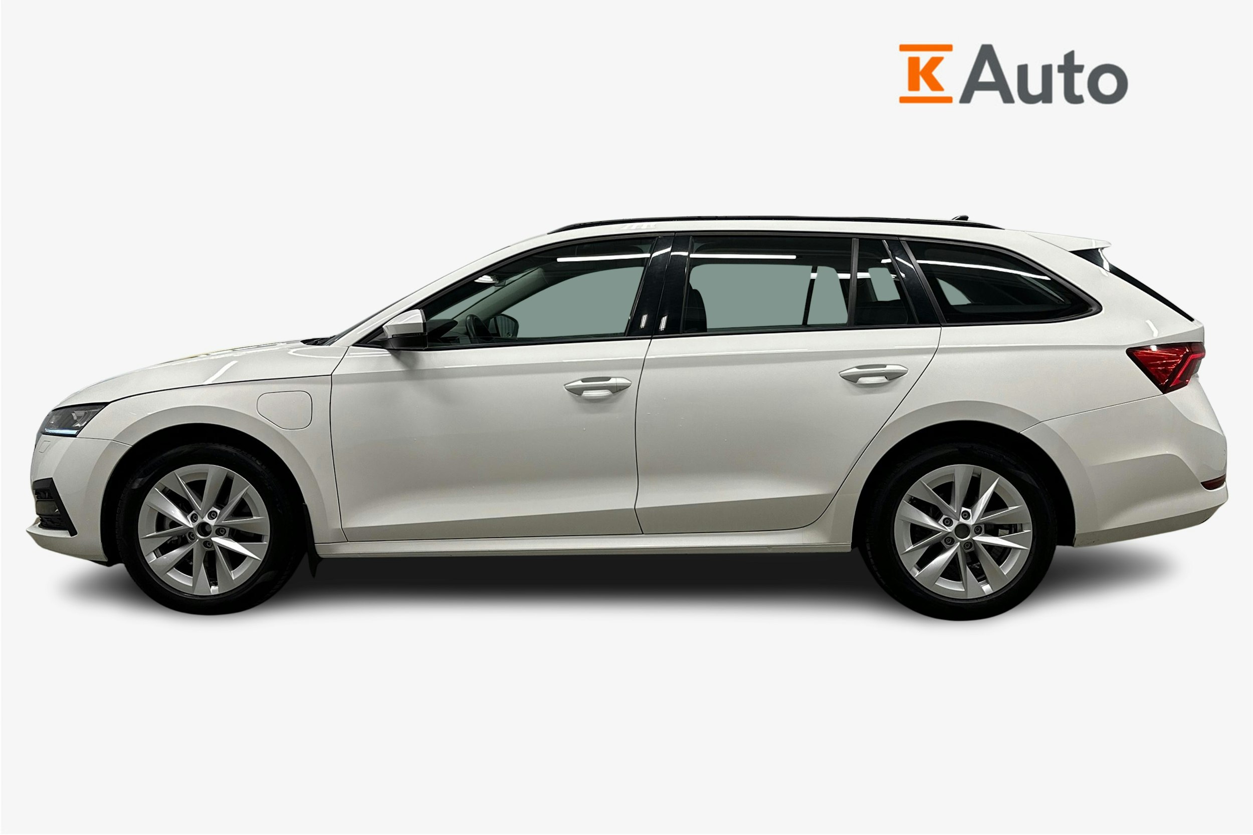 valkoinen Skoda Octavia 2024 kuva 6.