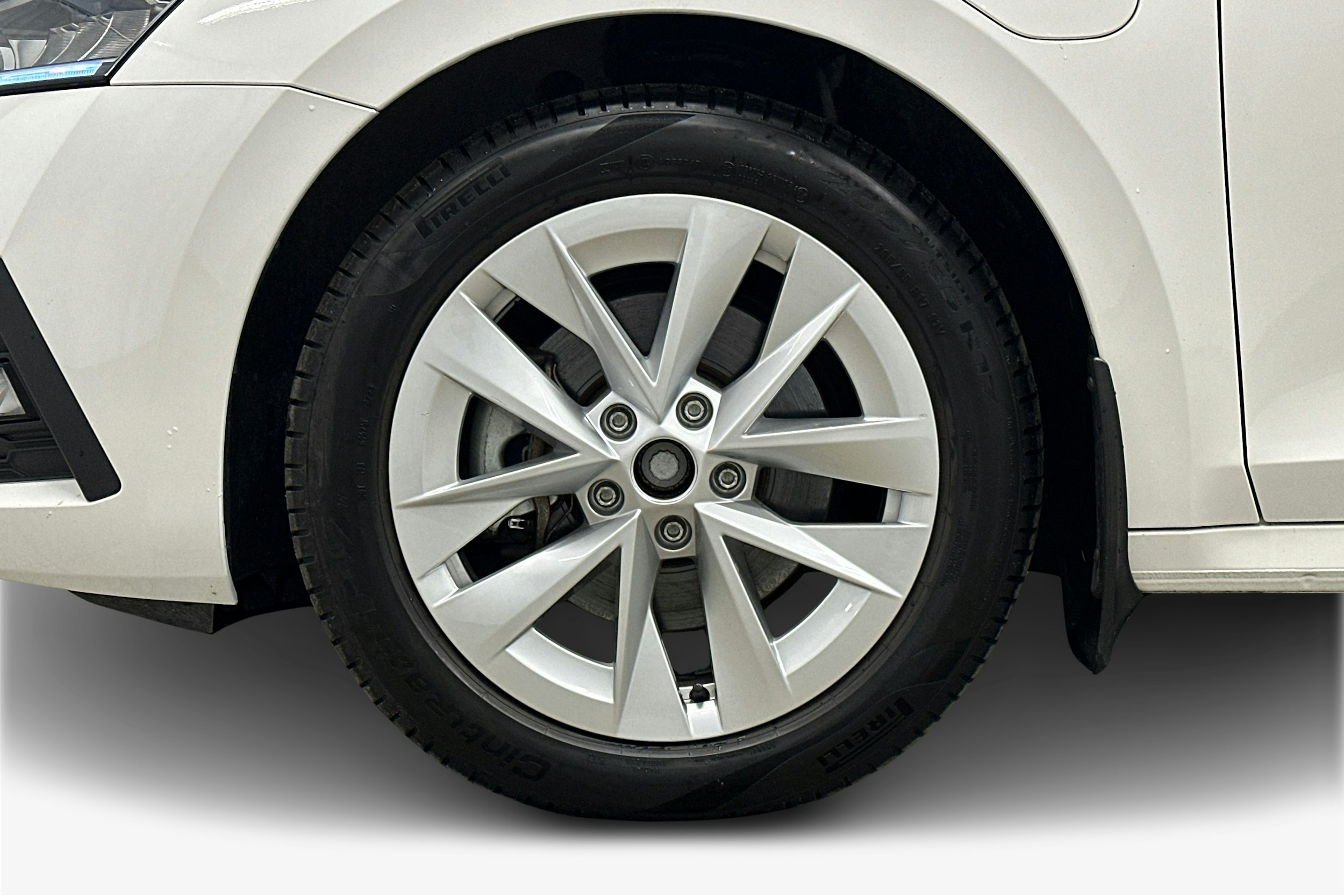 valkoinen Skoda Octavia 2024 kuva 11.