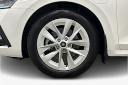 valkoinen Skoda Octavia 2024 kuva 11.