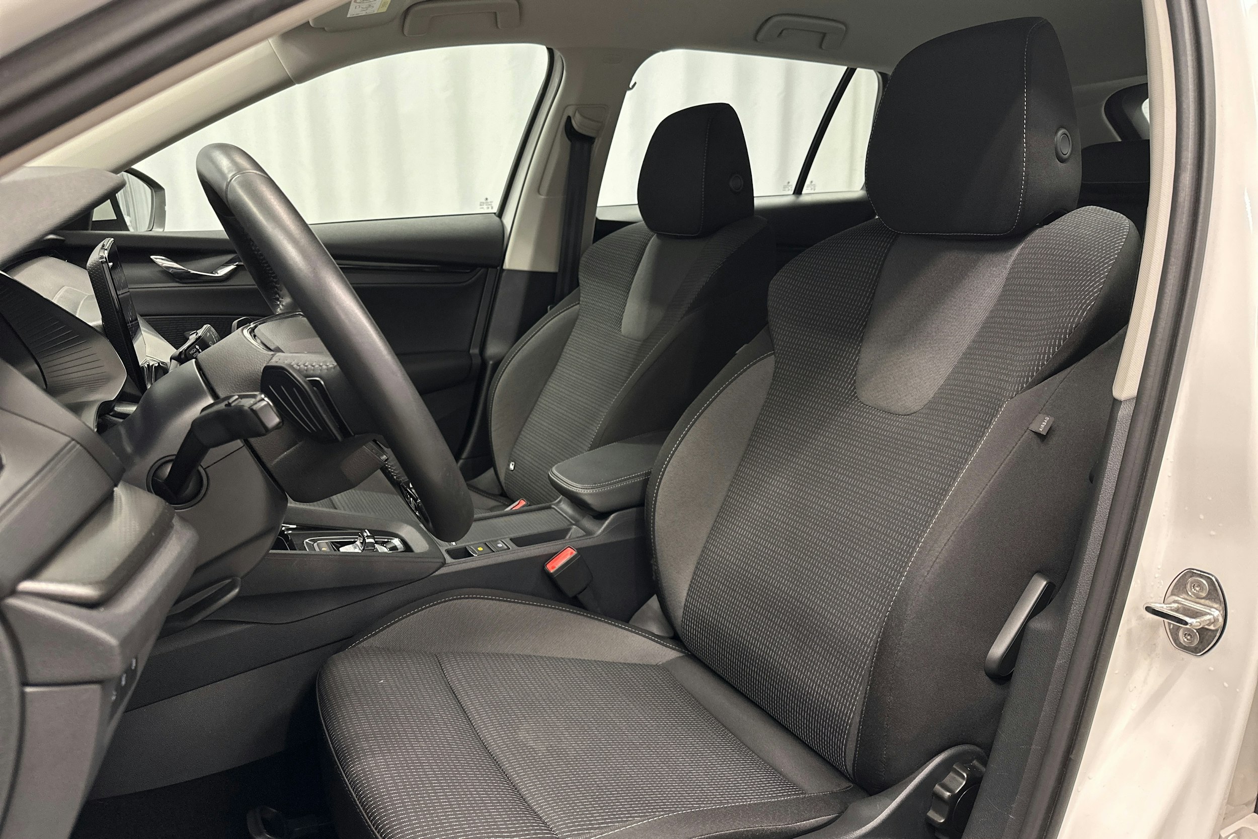 valkoinen Skoda Octavia 2024 kuva 15.