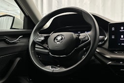 valkoinen Skoda Octavia 2024 kuva 16.