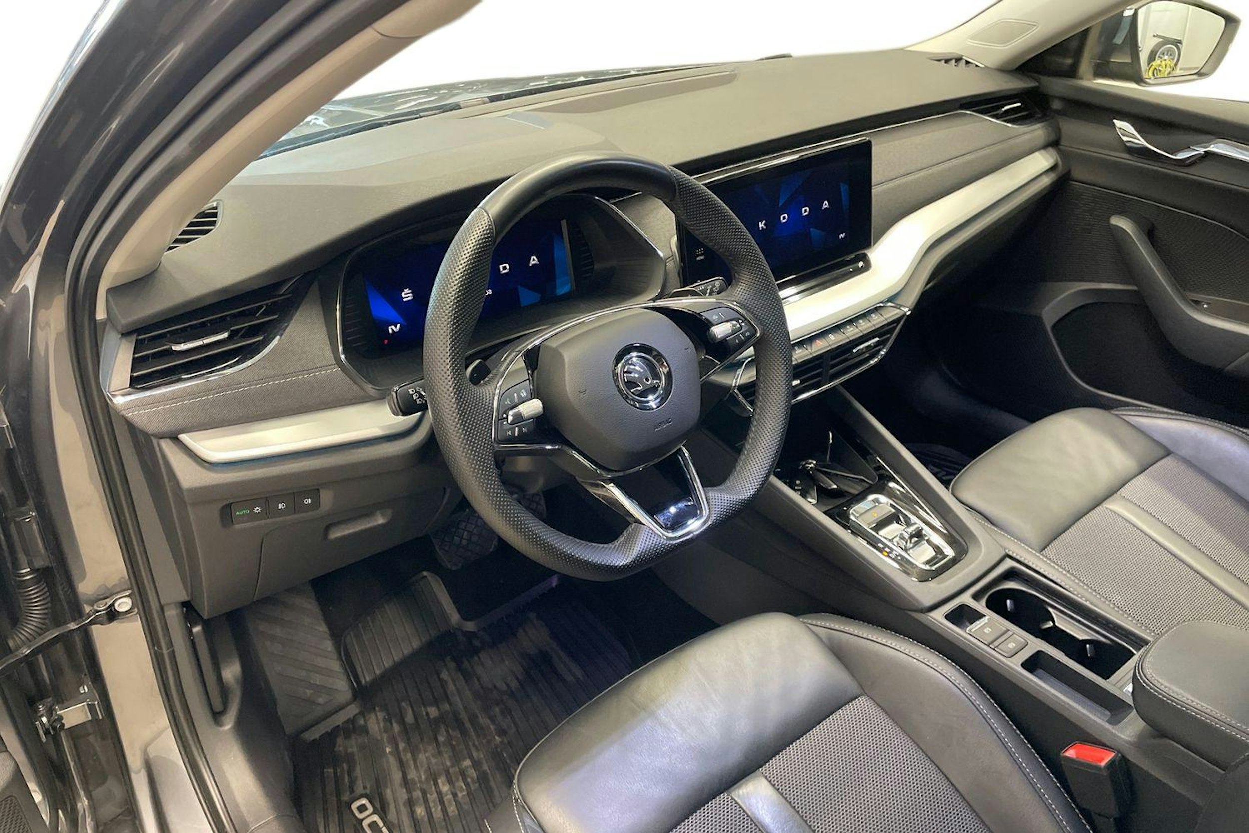 Harmaa Skoda OCTAVIA 2023 kuva 7.