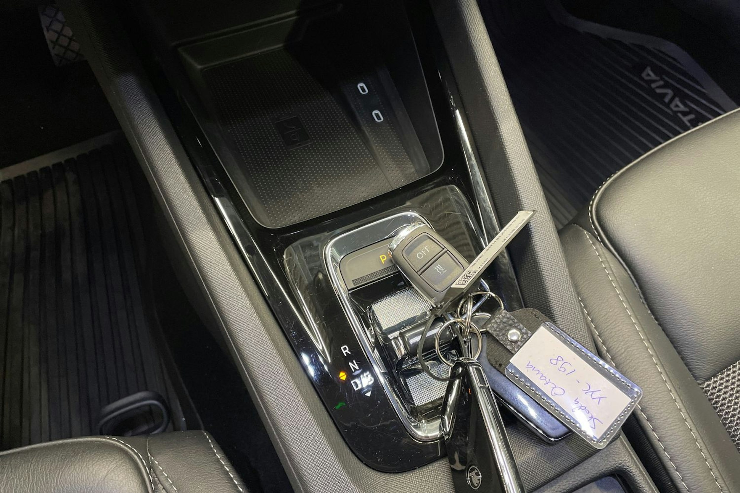 Harmaa Skoda OCTAVIA 2023 kuva 17.