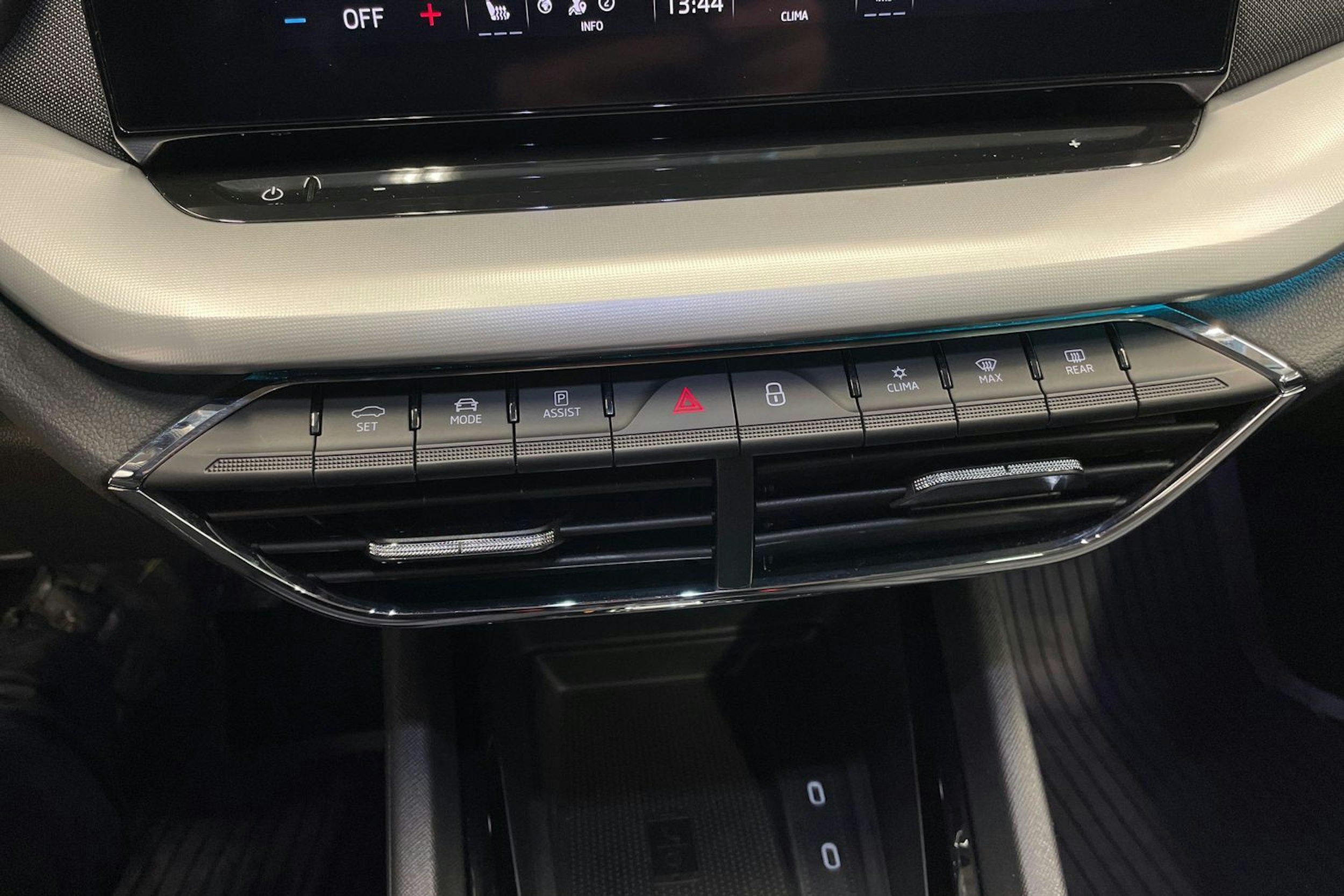 Harmaa Skoda OCTAVIA 2023 kuva 19.