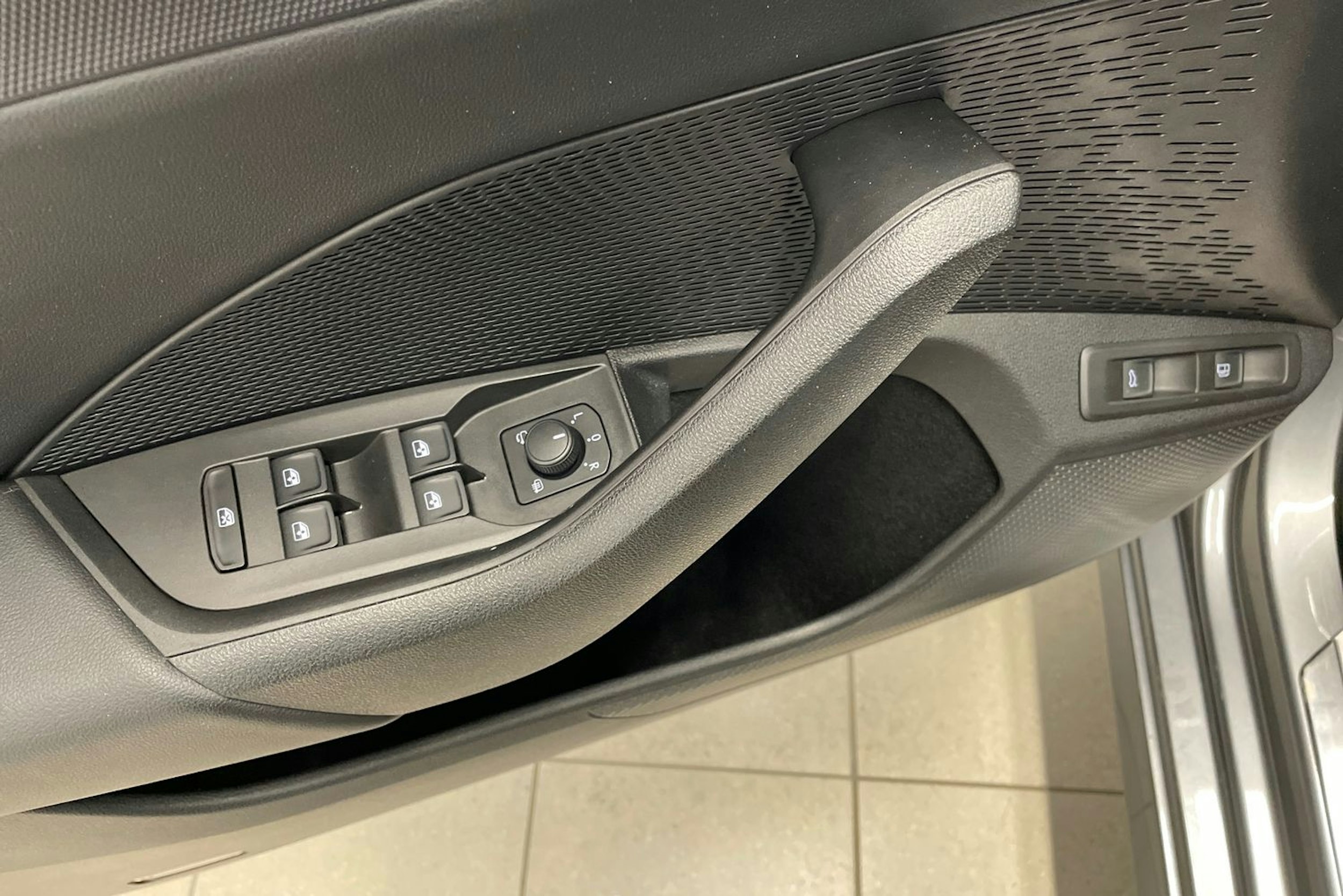 Harmaa Skoda OCTAVIA 2023 kuva 22.