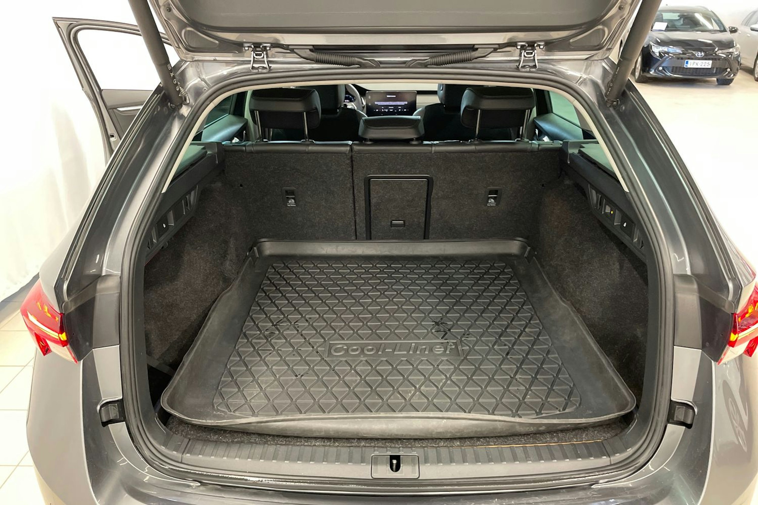 Harmaa Skoda OCTAVIA 2023 kuva 24.