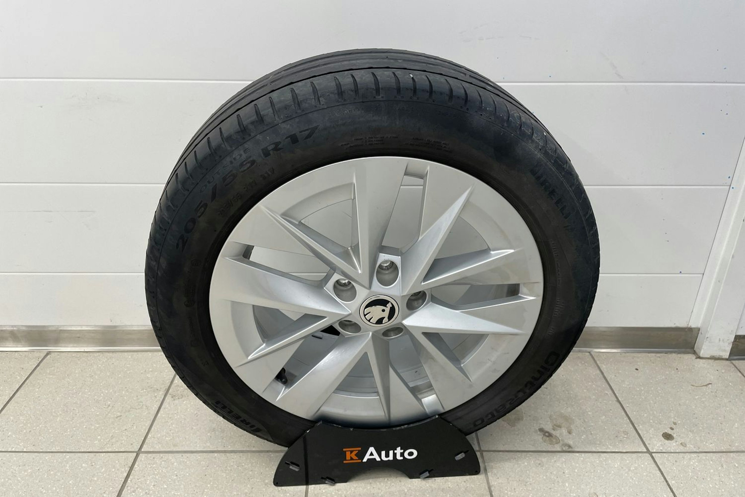 Harmaa Skoda OCTAVIA 2023 kuva 28.