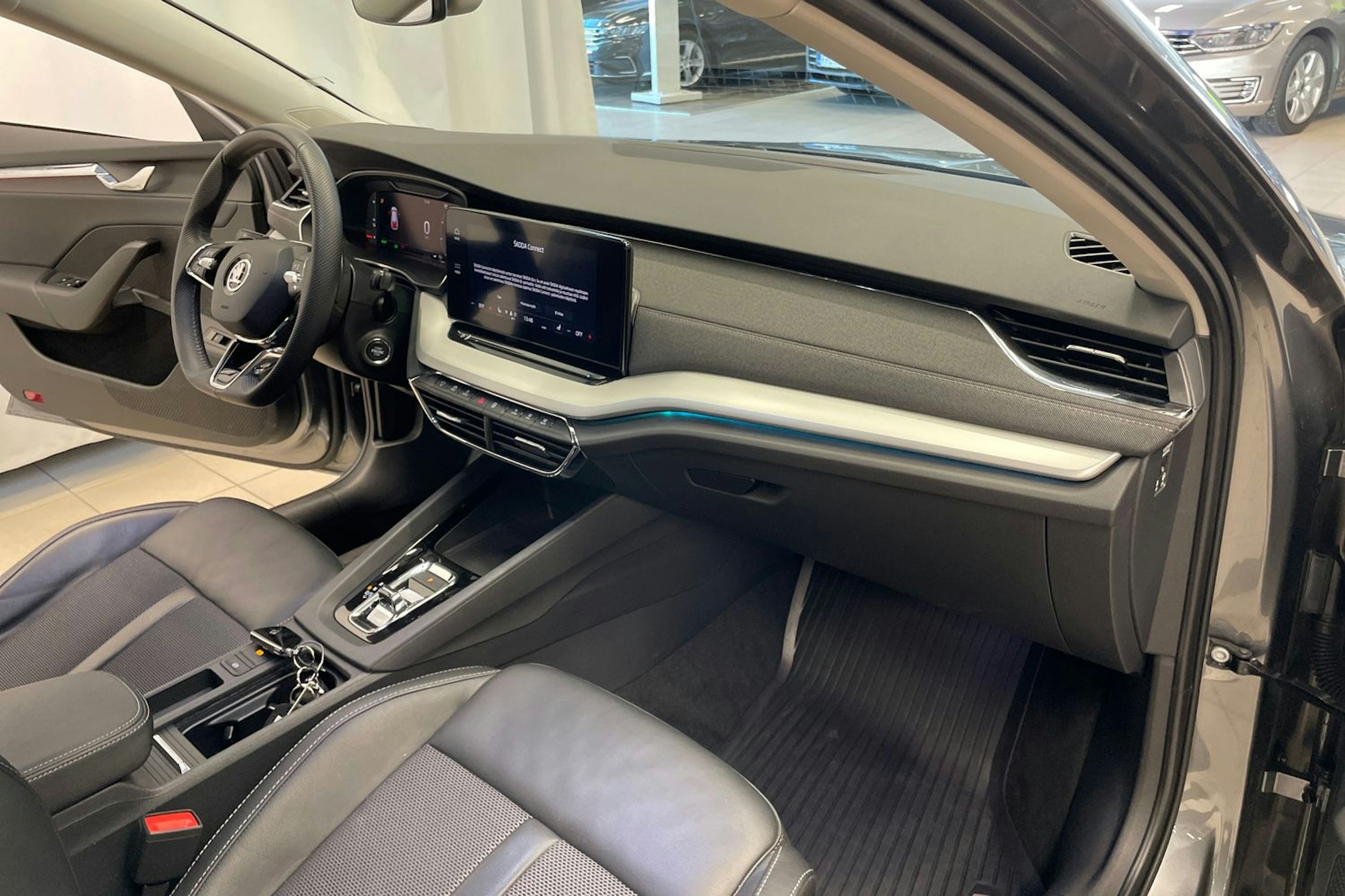 Harmaa Skoda OCTAVIA 2023 kuva 30.