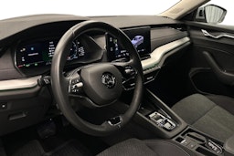 harmaa Skoda Octavia 2023 kuva 7.