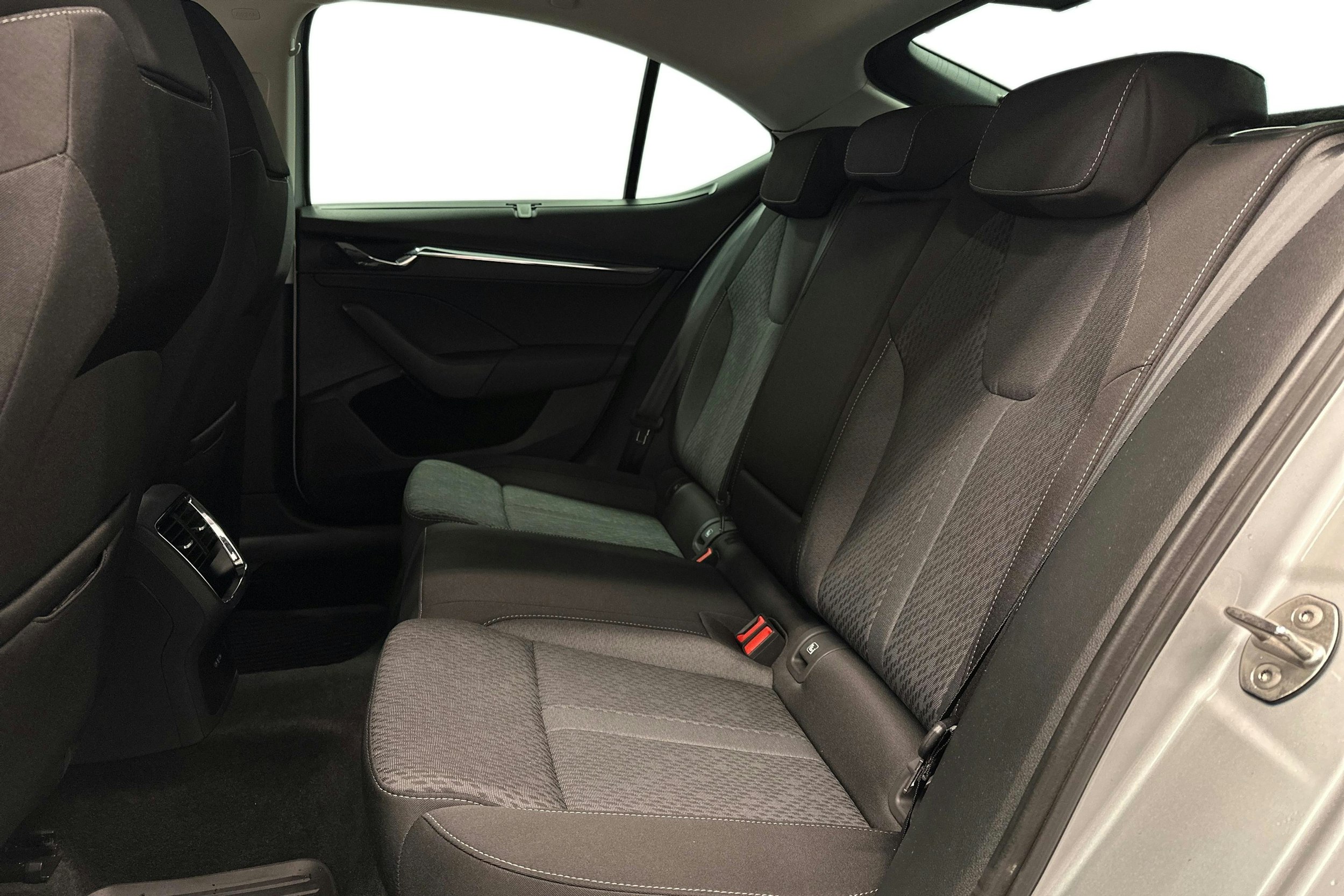 harmaa Skoda Octavia 2023 kuva 10.