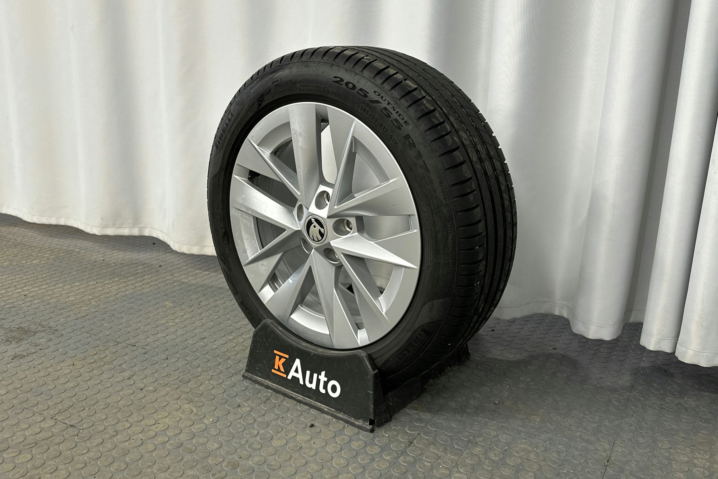 harmaa Skoda Octavia 2023 kuva 13.