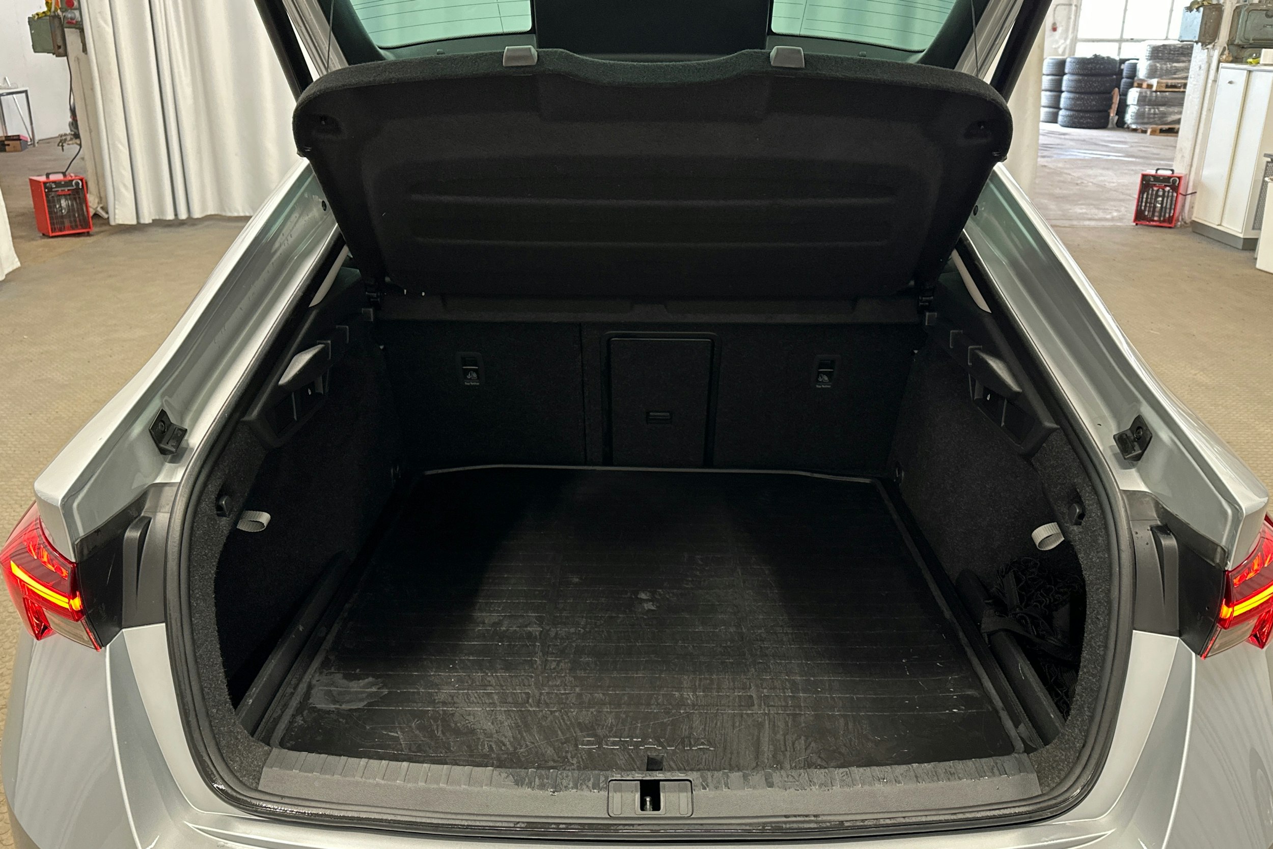 harmaa Skoda Octavia 2023 kuva 14.