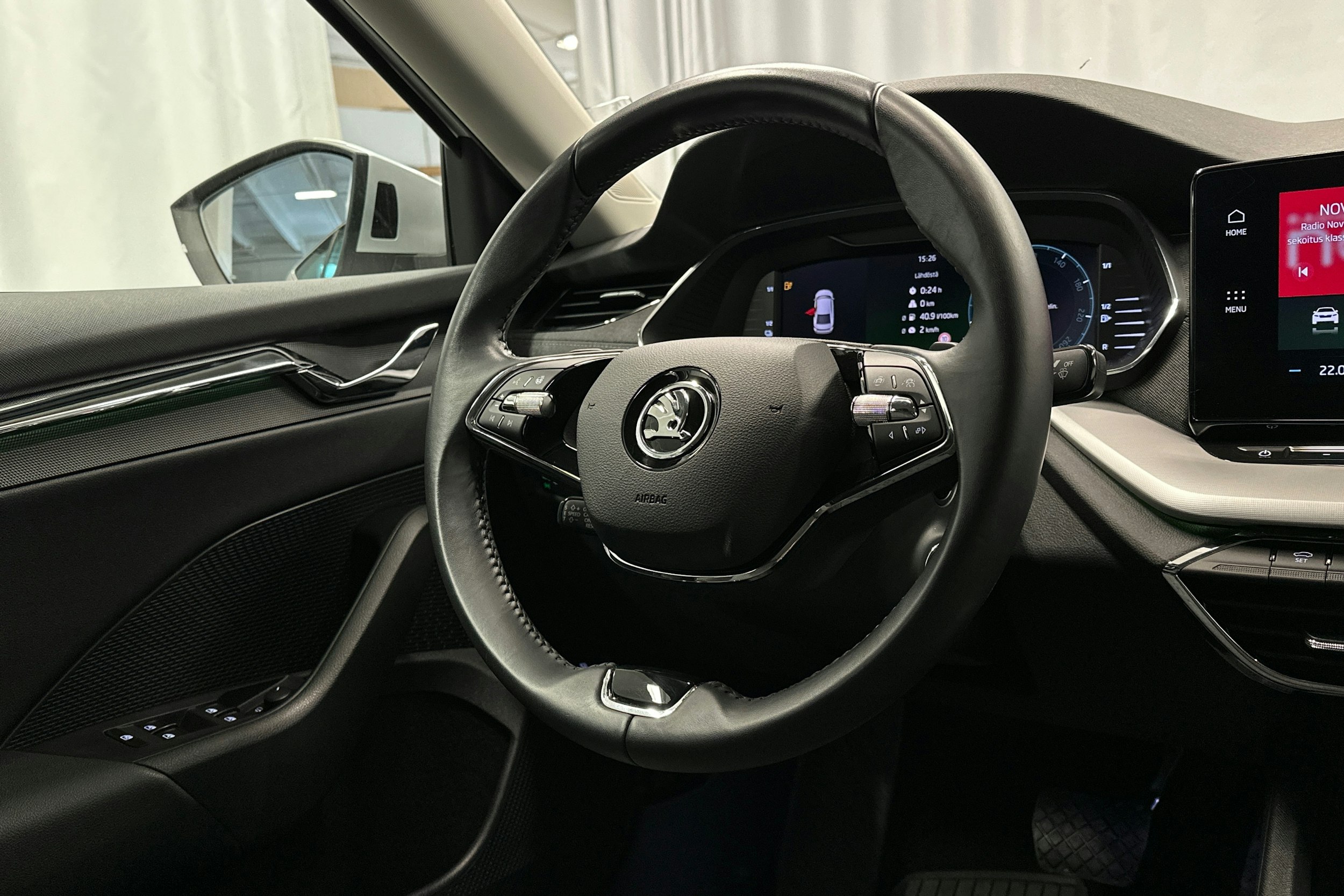 harmaa Skoda Octavia 2023 kuva 17.