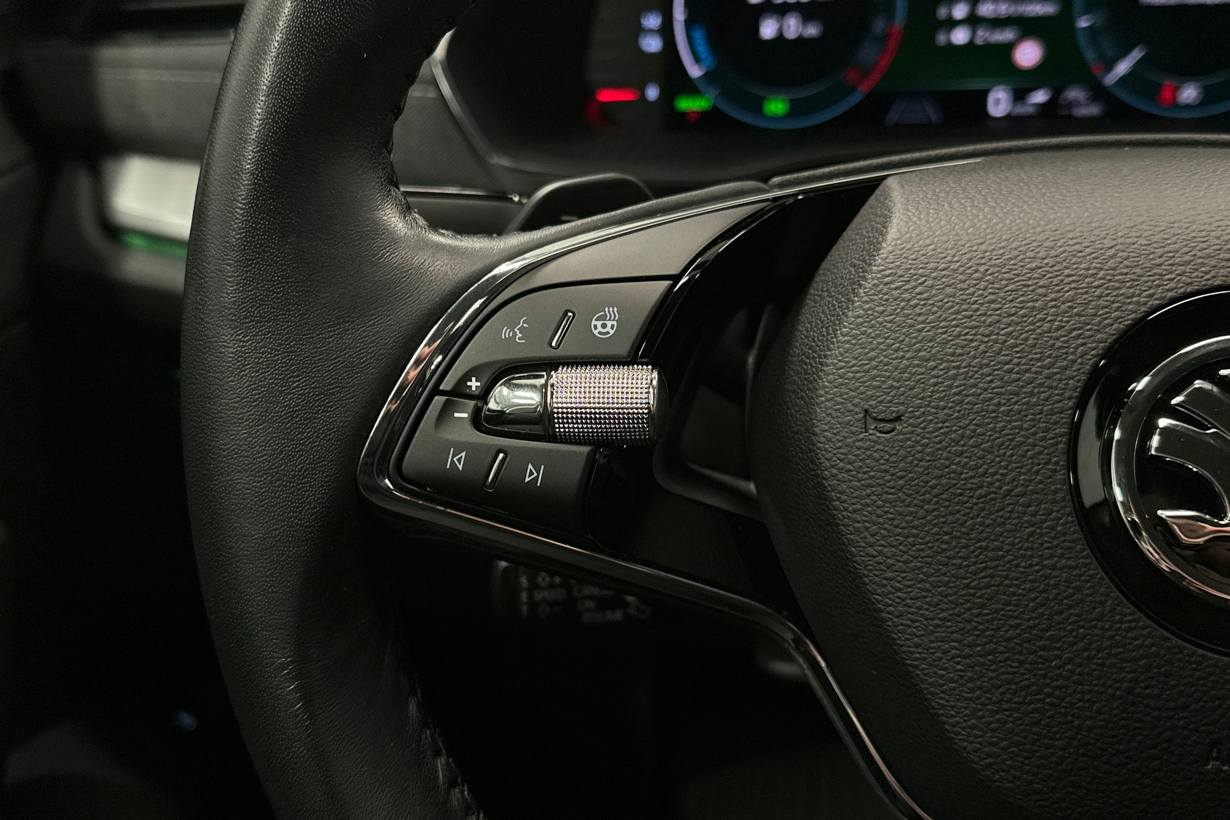 harmaa Skoda Octavia 2023 kuva 18.