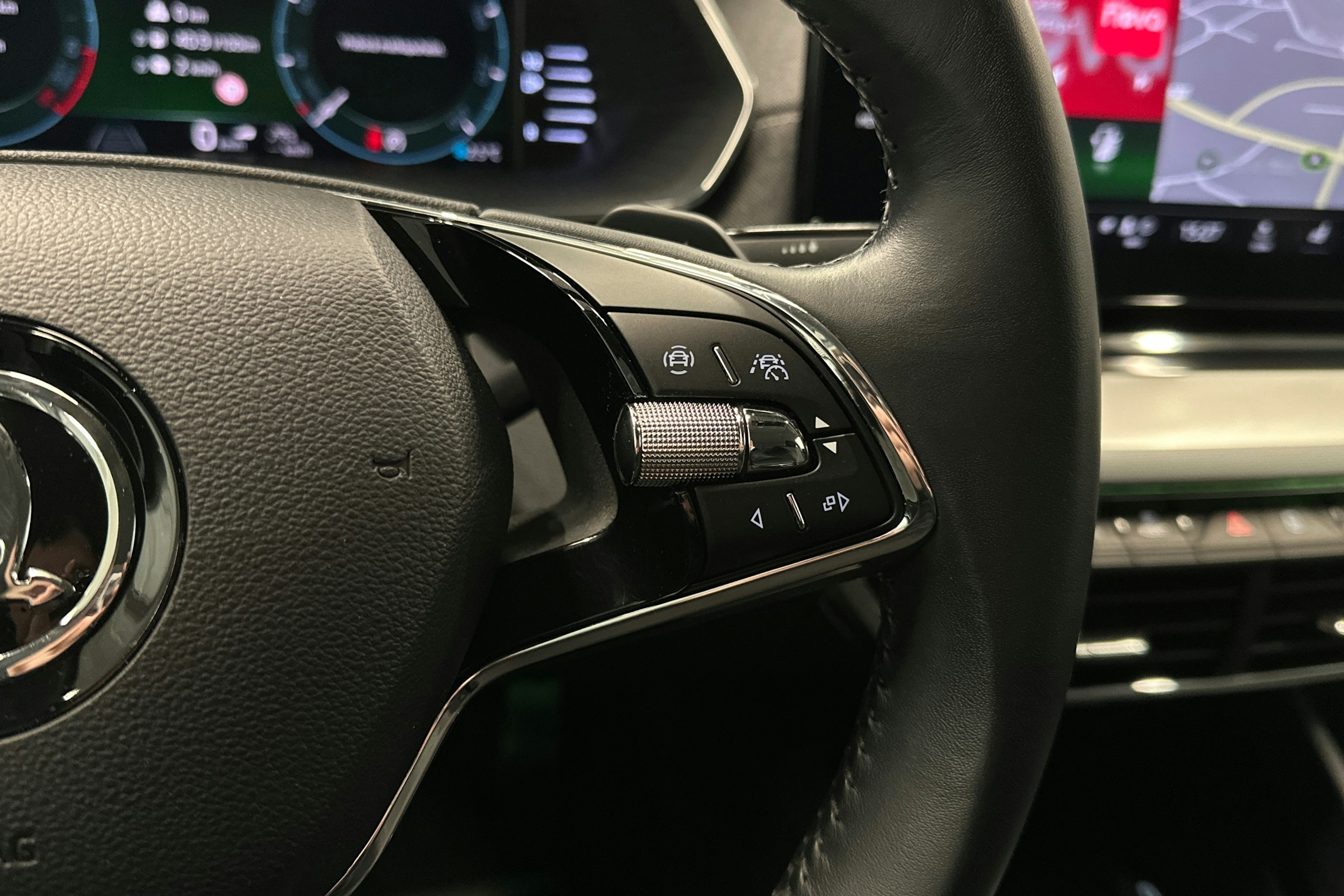 harmaa Skoda Octavia 2023 kuva 19.