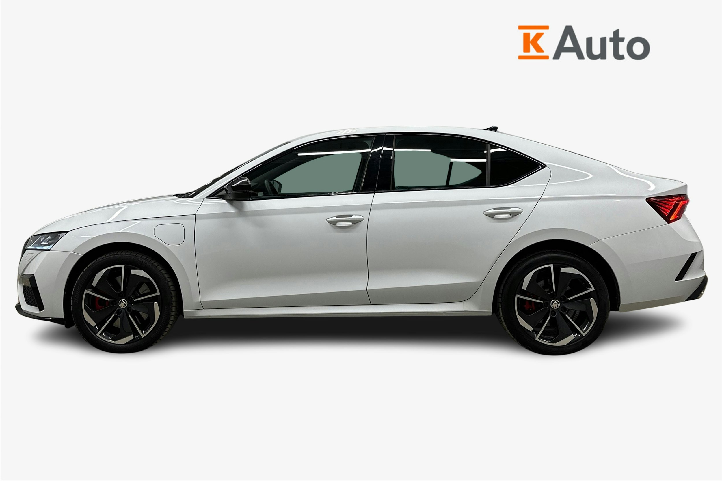 valkoinen Skoda Octavia 2024 kuva 6.