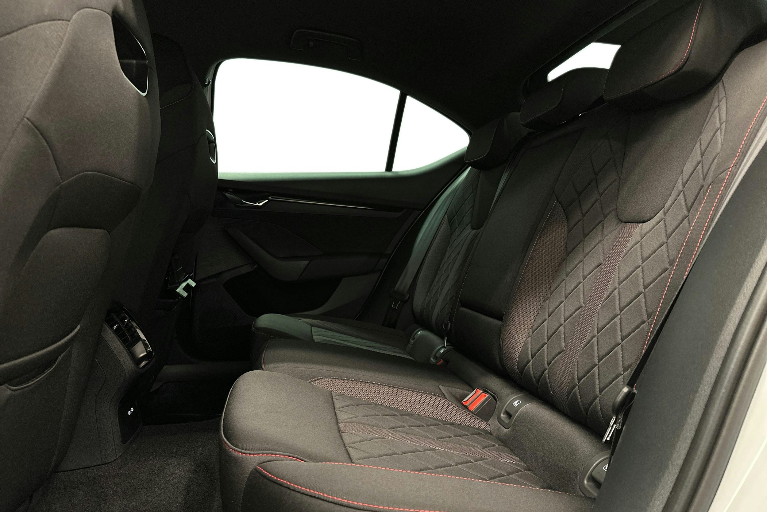 valkoinen Skoda Octavia 2024 kuva 10.