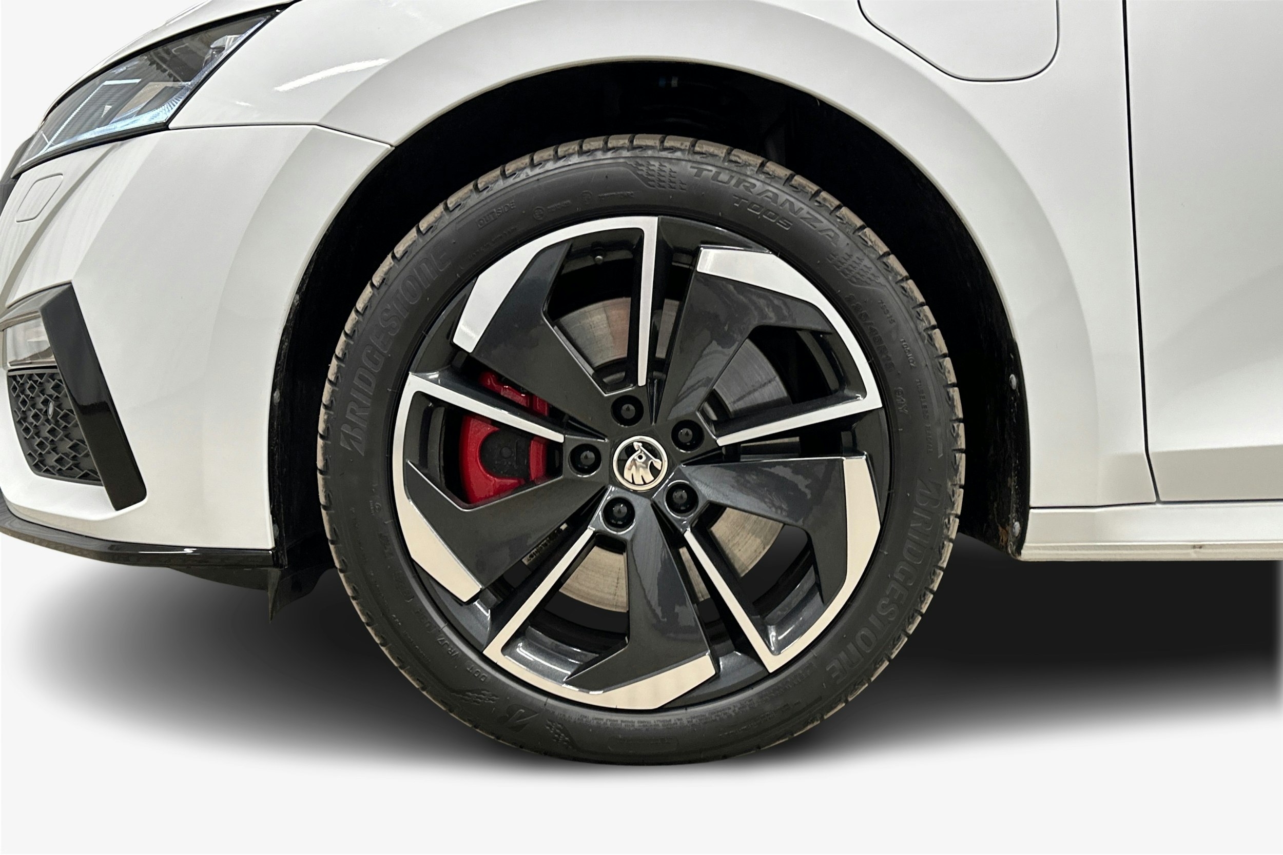 valkoinen Skoda Octavia 2024 kuva 11.