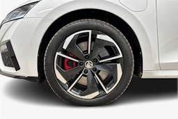 valkoinen Skoda Octavia 2024 kuva 11.