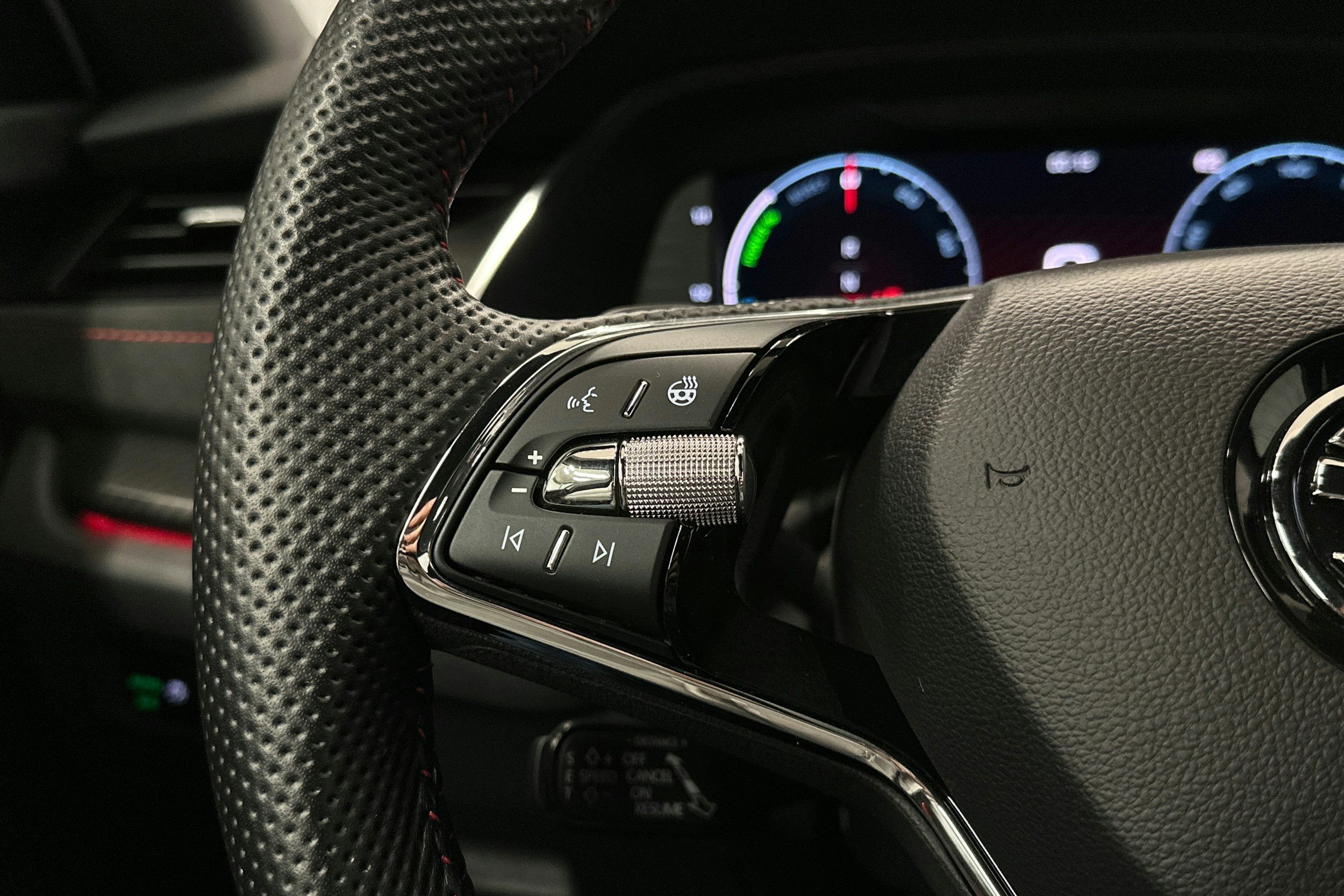 valkoinen Skoda Octavia 2024 kuva 14.