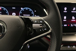 valkoinen Skoda Octavia 2024 kuva 15.