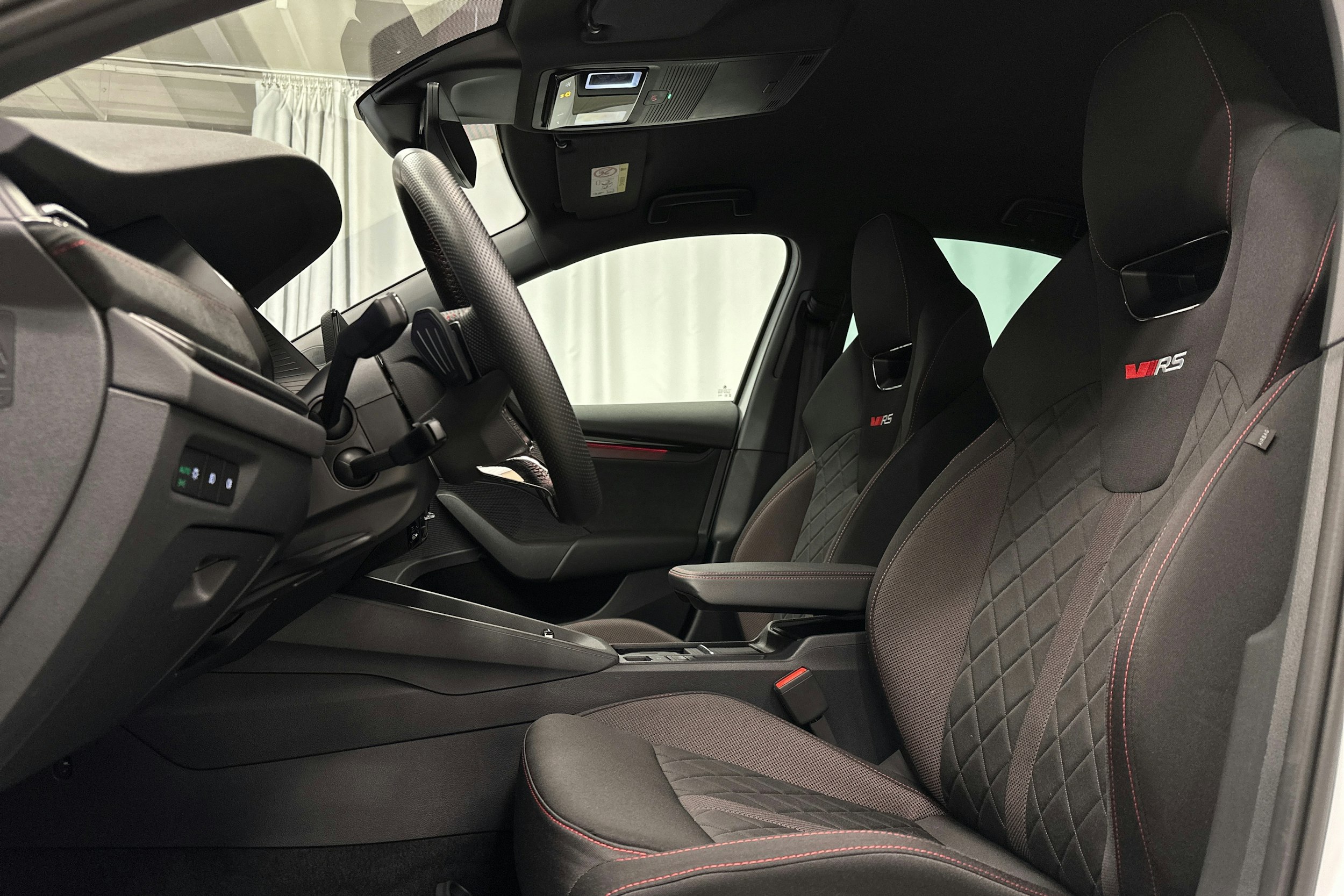 valkoinen Skoda Octavia 2024 kuva 23.