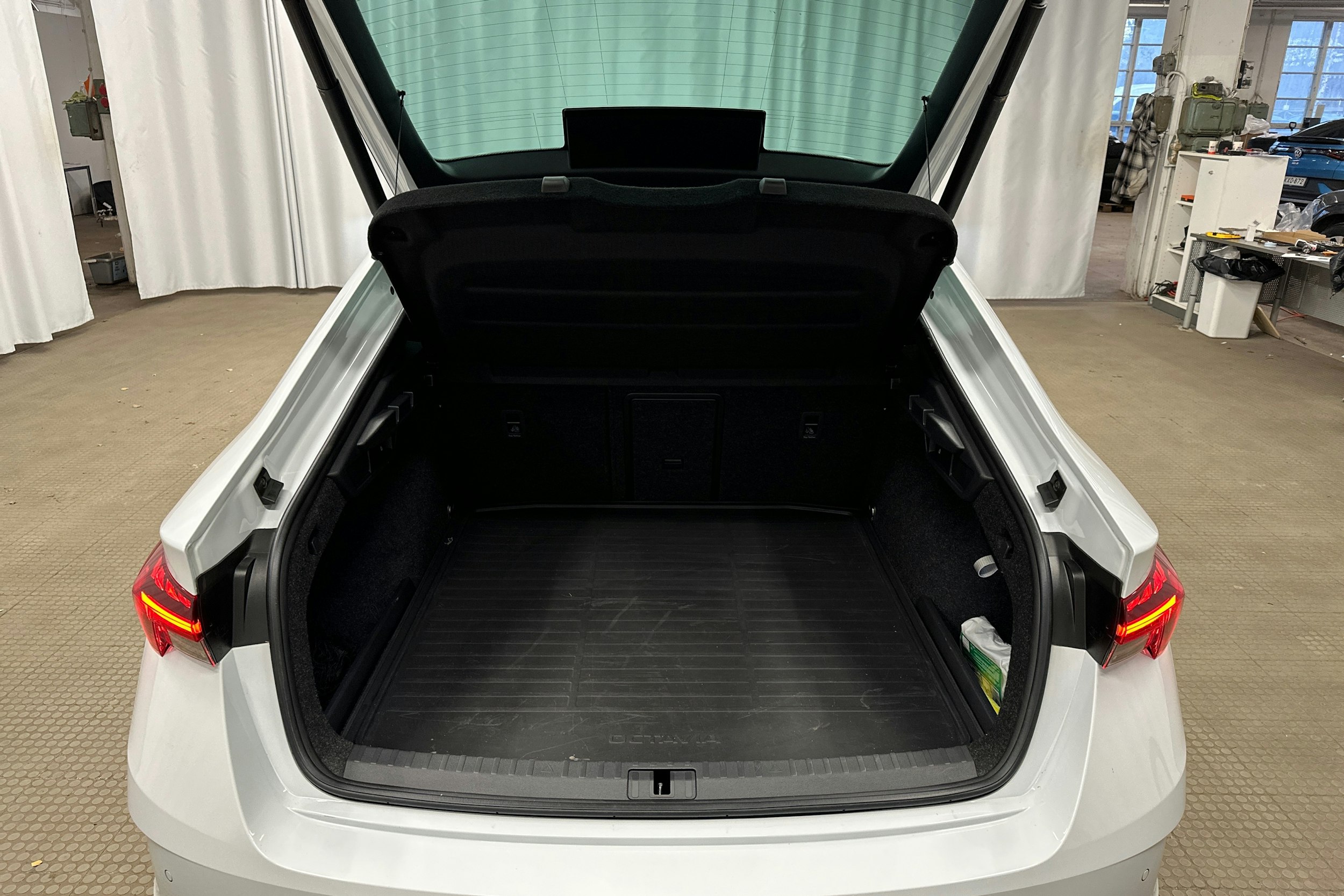 valkoinen Skoda Octavia 2024 kuva 24.