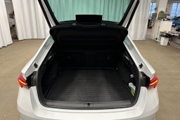 valkoinen Skoda Octavia 2024 kuva 24.