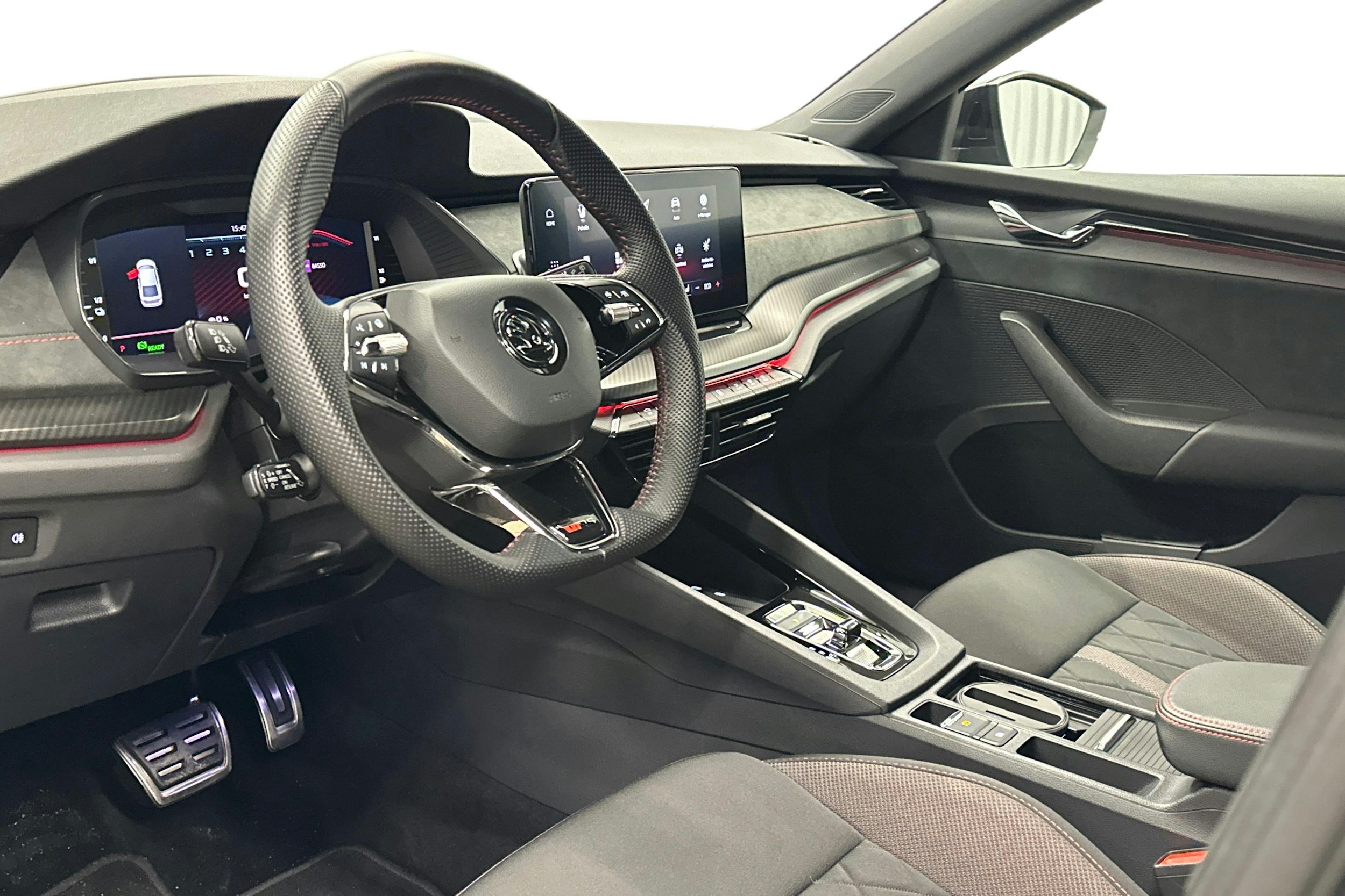 harmaa Skoda Octavia 2024 kuva 7.