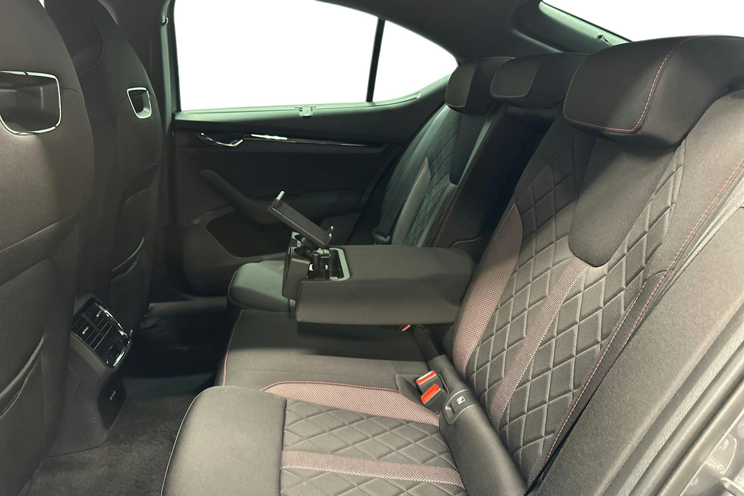 harmaa Skoda Octavia 2024 kuva 10.