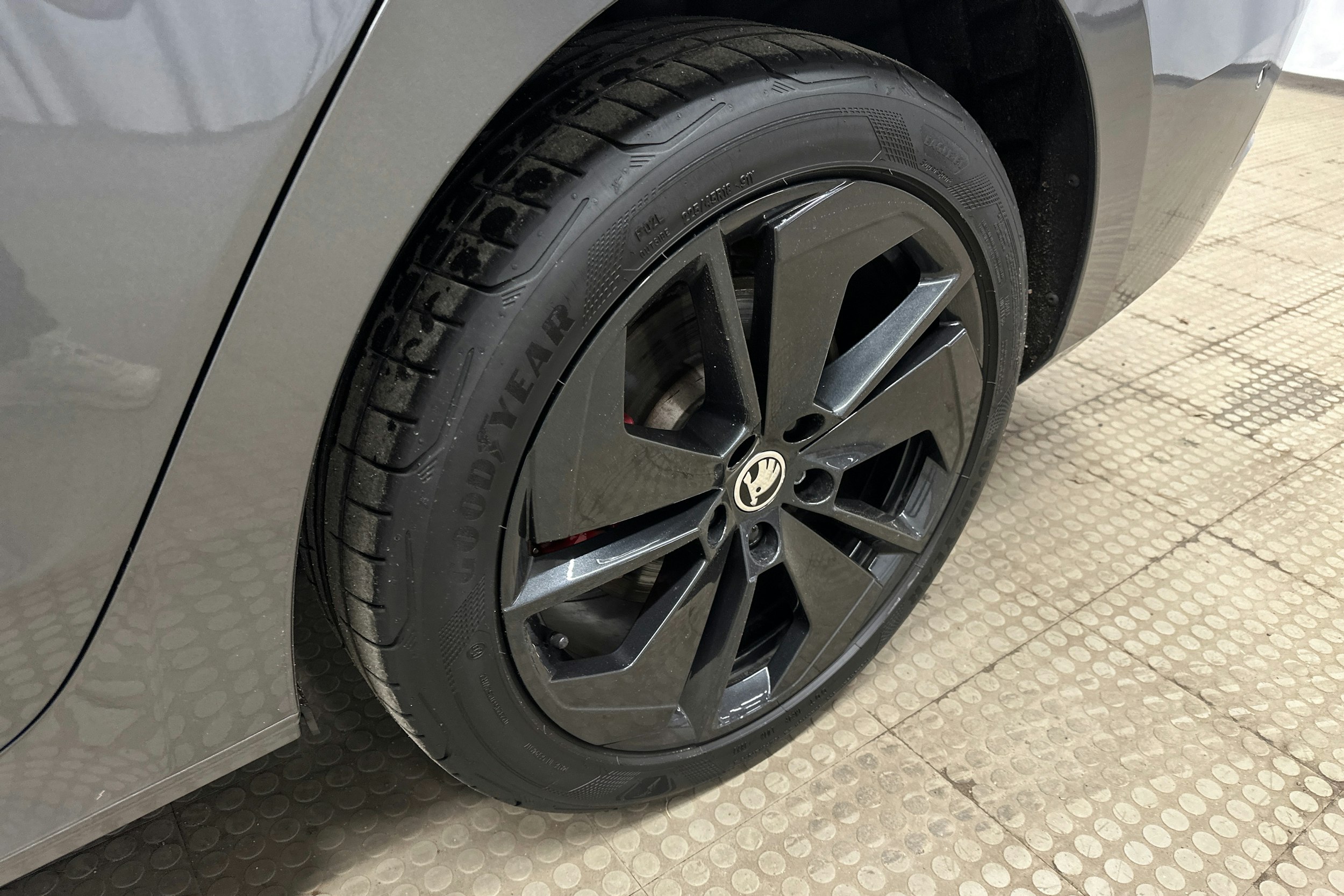 harmaa Skoda Octavia 2024 kuva 13.