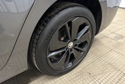 harmaa Skoda Octavia 2024 kuva 13.