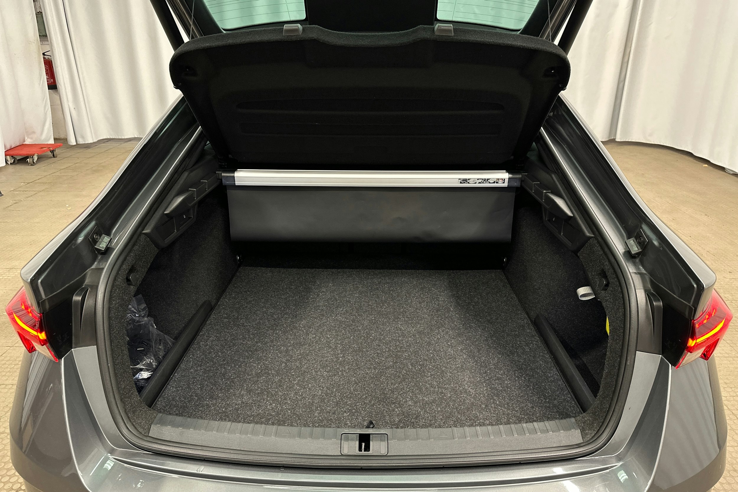 harmaa Skoda Octavia 2024 kuva 29.