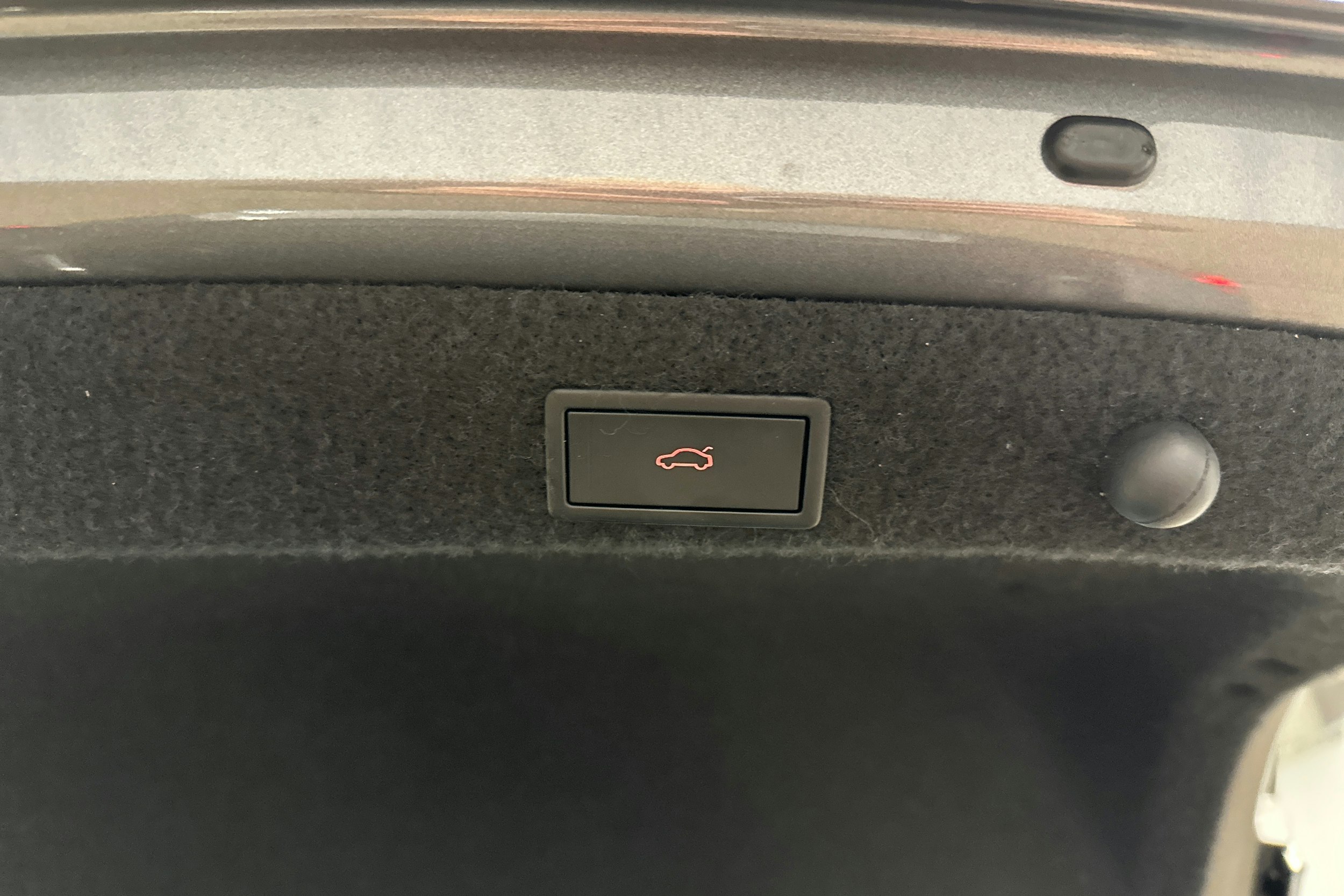 harmaa Skoda Octavia 2024 kuva 30.