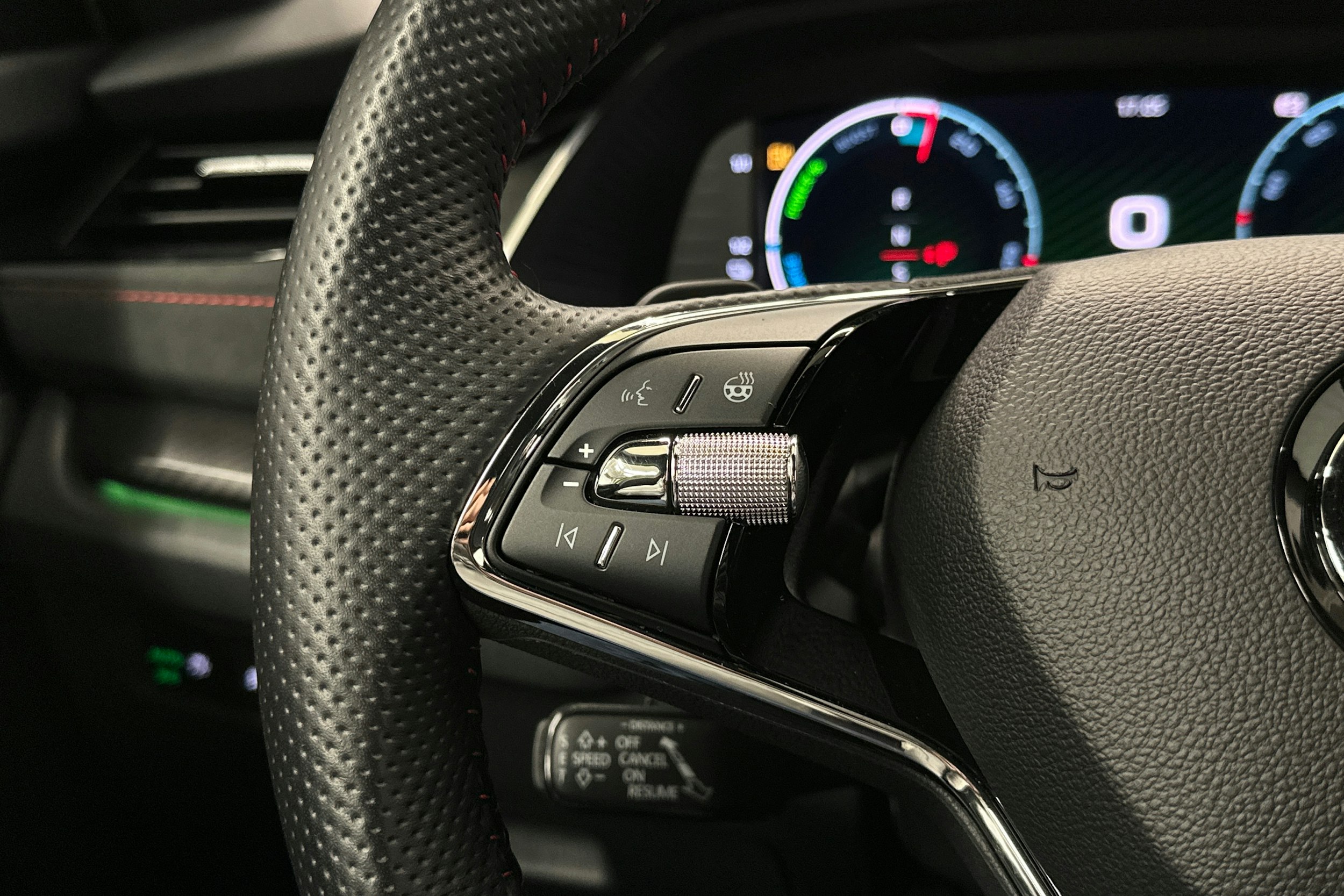 vihreä Skoda Octavia 2024 kuva 14.