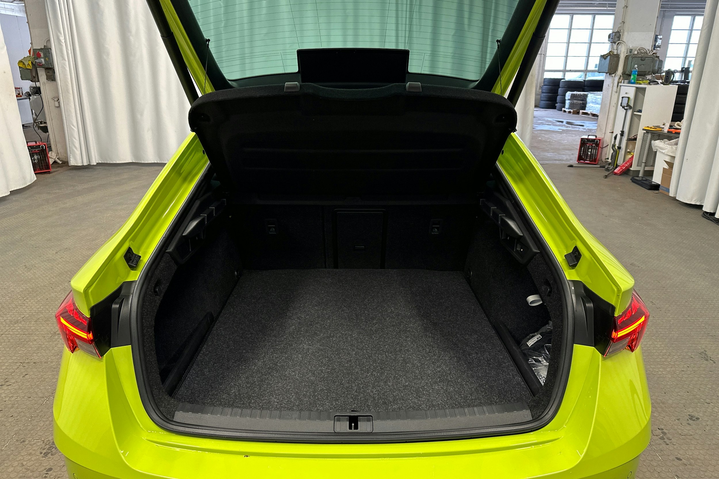 vihreä Skoda Octavia 2024 kuva 26.