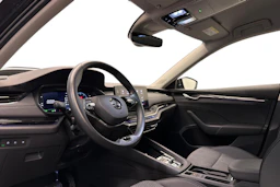 musta Skoda Octavia 2024 kuva 6.