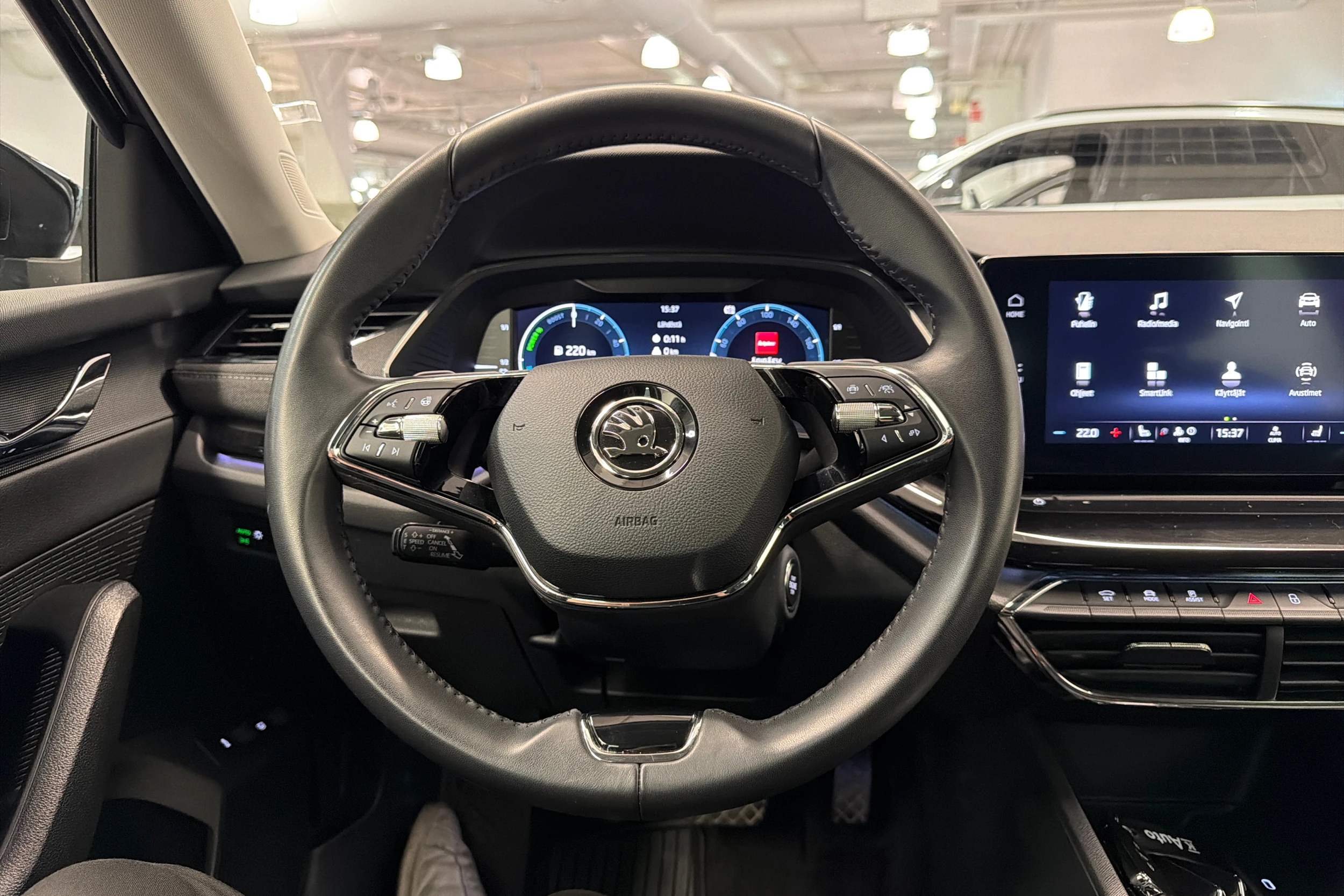 musta Skoda Octavia 2024 kuva 14.