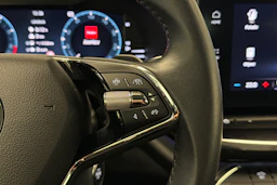 musta Skoda Octavia 2024 kuva 16.