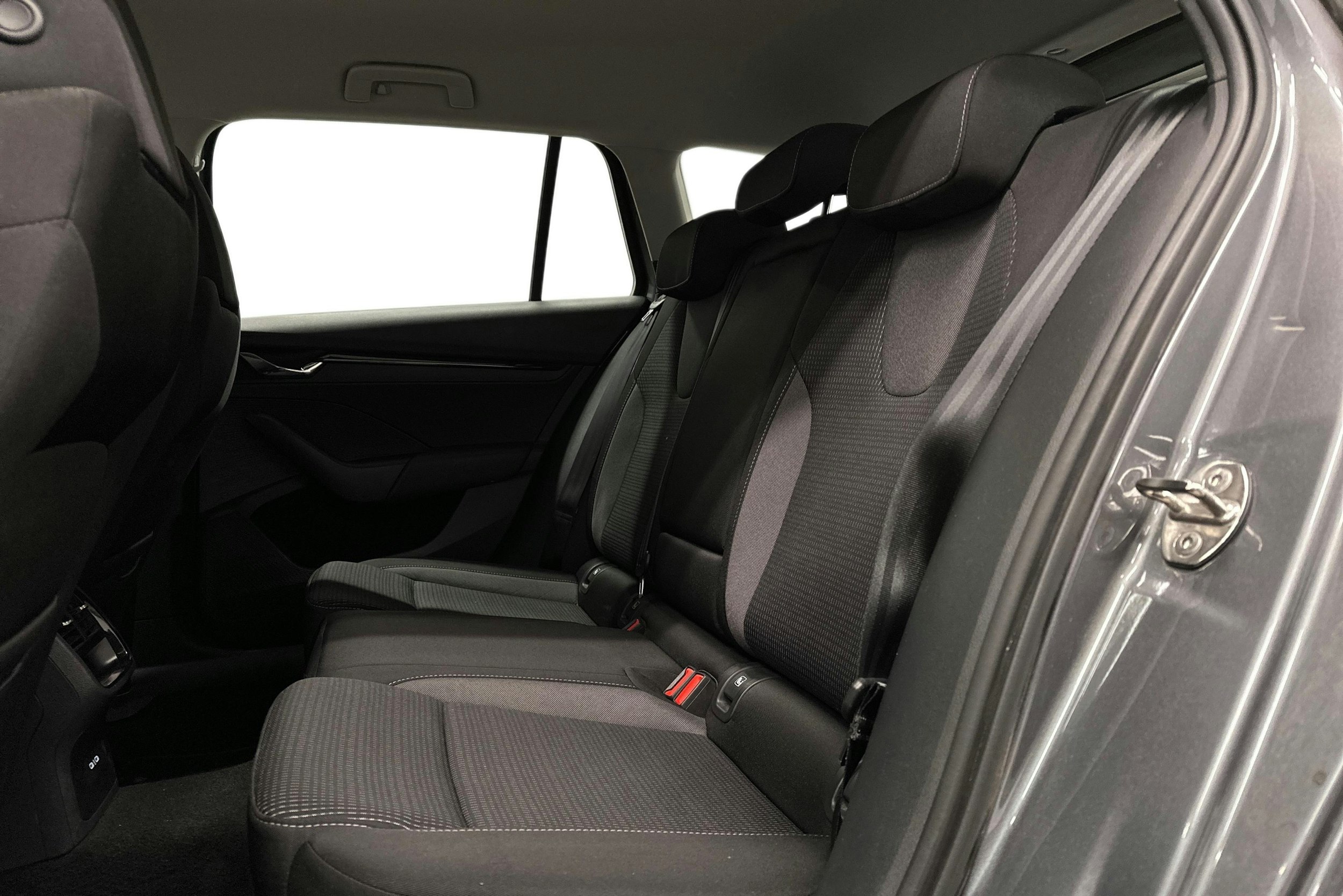 harmaa Skoda Octavia 2024 kuva 10.