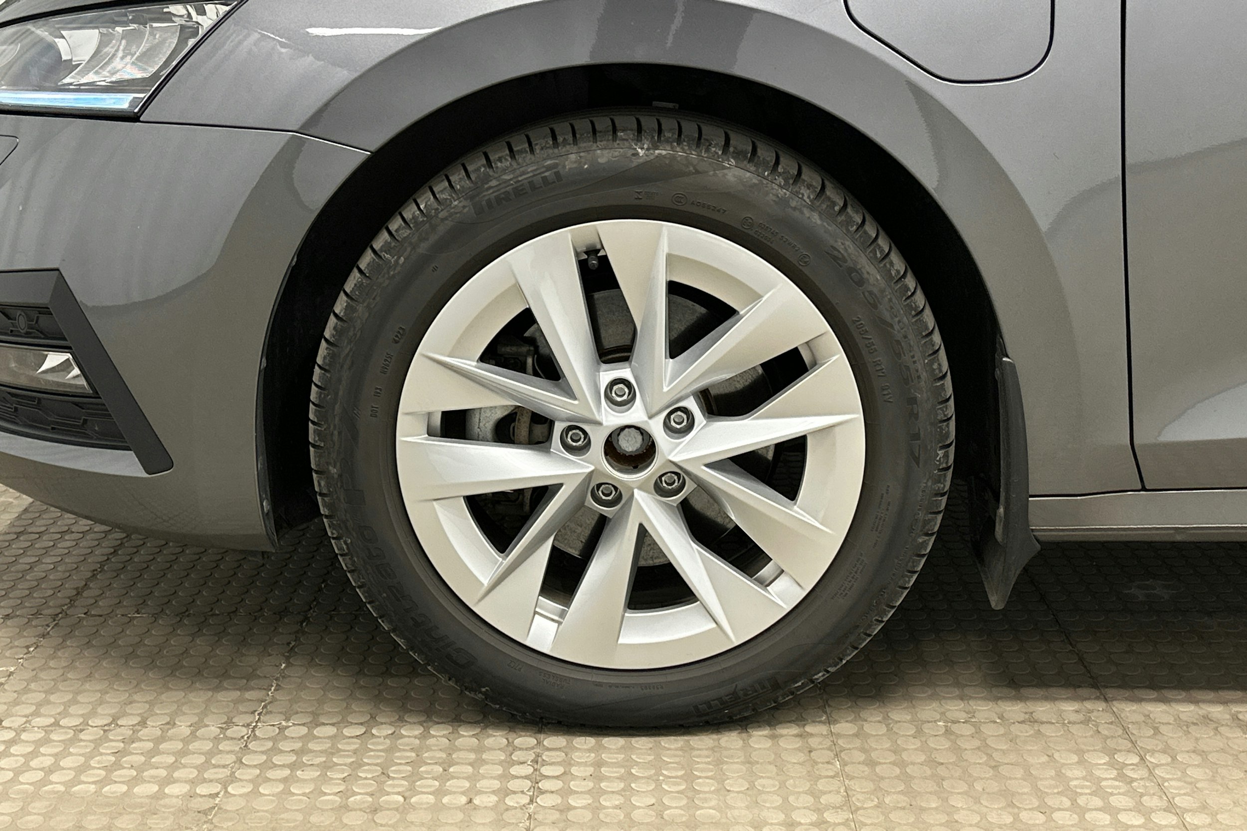 harmaa Skoda Octavia 2024 kuva 11.