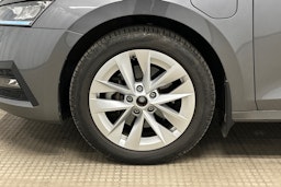 harmaa Skoda Octavia 2024 kuva 11.